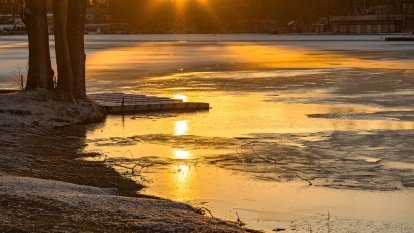 Wschód słońca w porcie i nad jeziorem Kisajno, luty 2022