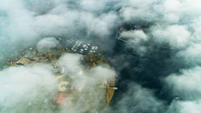 Stranda i jezioro Kisajno w październikowych mgłach