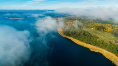 Stranda i jezioro Kisajno w październikowych mgłach